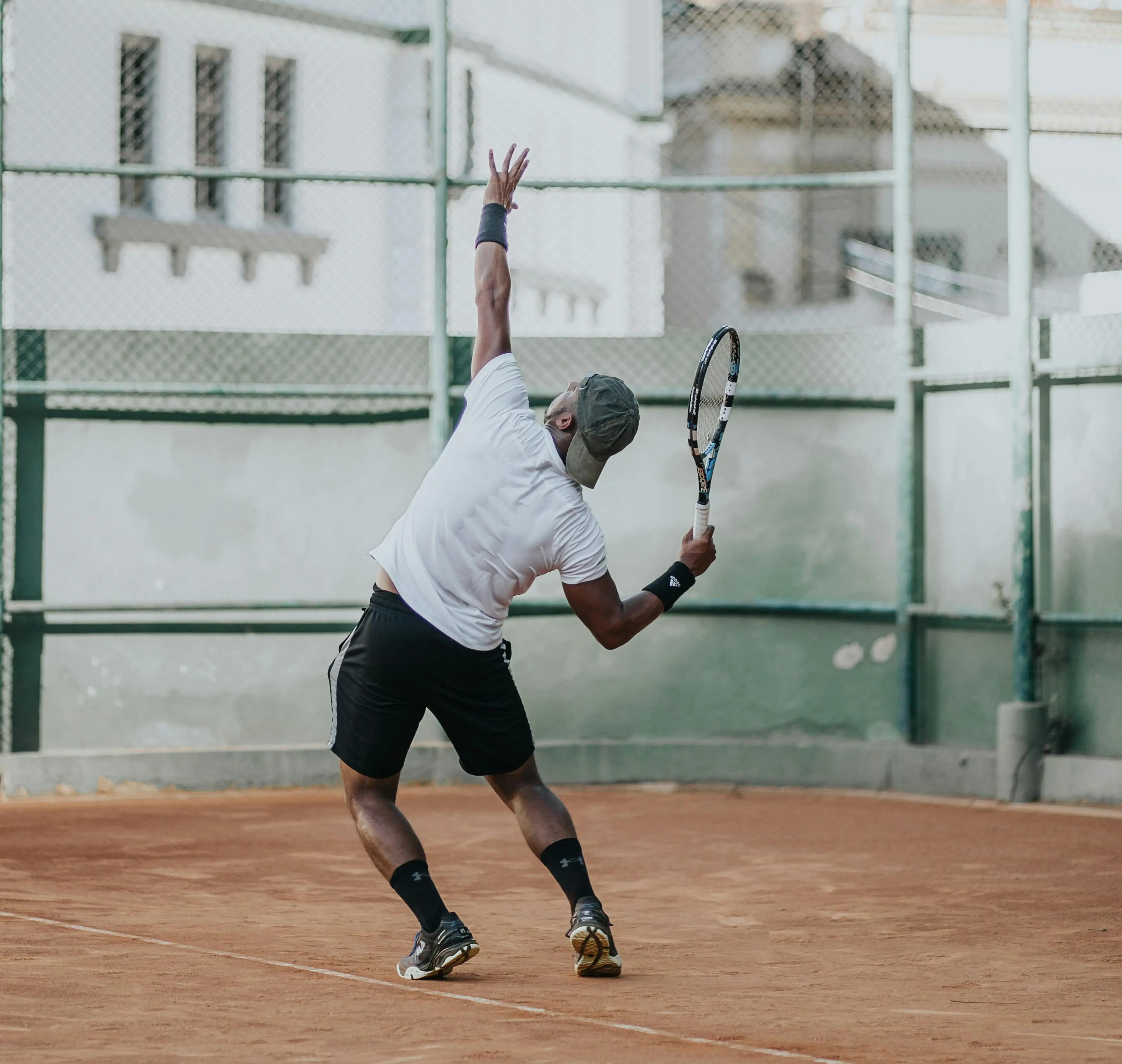 Adultos jugando al tenis